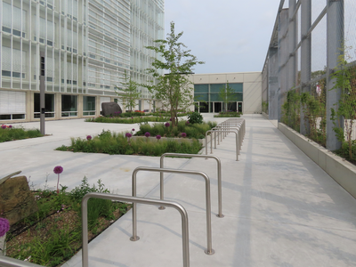 915008 Gezicht over de voorhof van het nieuwe complex van het Rijksinstituut voor Volksgezondheid en Milieu (R.I.V.M.) ...